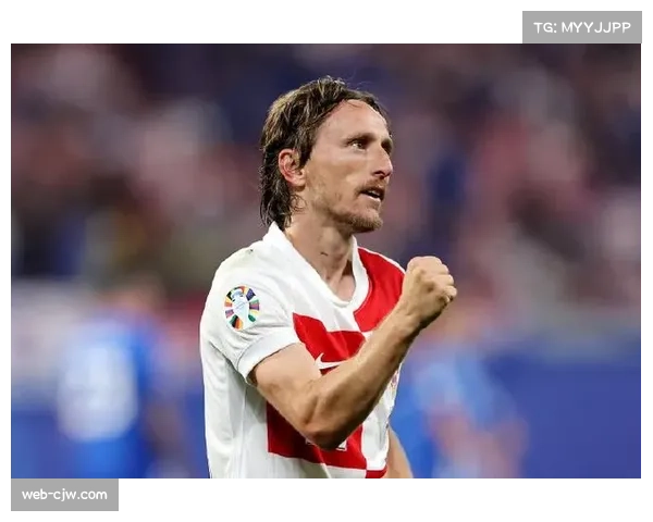 特写：38岁的莫德里奇替补登场，用一记长传策动绝杀